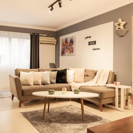 Amazing Flat Near The Coast With A Delightful Shared Terrace Close To Public Transportation In Karsiyaka Appartamento *