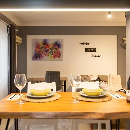 Amazing Flat Near The Coast With A Delightful Shared Terrace Close To Public Transportation In Karsiyaka *