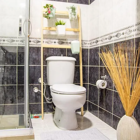 Amazing Flat Near The Coast With A Delightful Shared Terrace Close To Public Transportation In Karsiyaka *