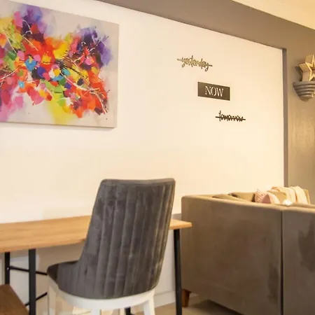 Amazing Flat Near The Coast With A Delightful Shared Terrace Close To Public Transportation In Karsiyaka شقة