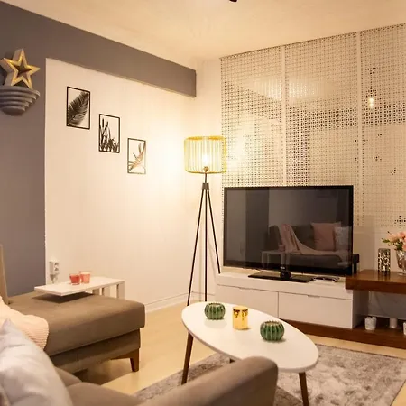 Amazing Flat Near The Coast With A Delightful Shared Terrace Close To Public Transportation In Karsiyaka شقة إزمير