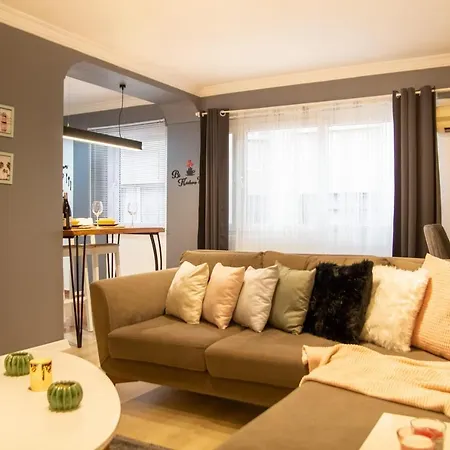 Amazing Flat Near The Coast With A Delightful Shared Terrace Close To Public Transportation In Karsiyaka شقة *
